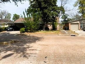 7613 Parker Road, Houston TX 77016