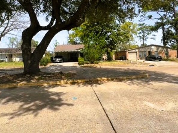 7613 Parker Road, Houston TX 77016