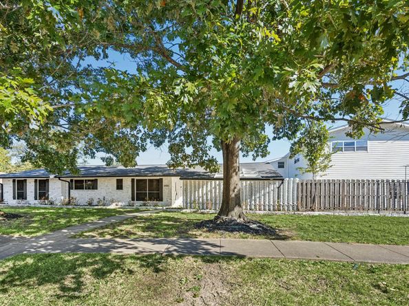 5302 Saxon Dr Drive, Houston TX 77092