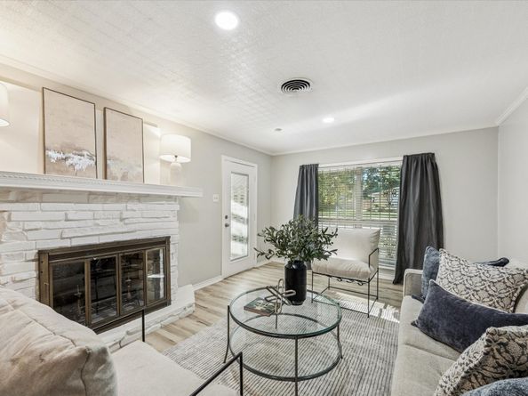 5302 Saxon Dr Drive, Houston TX 77092