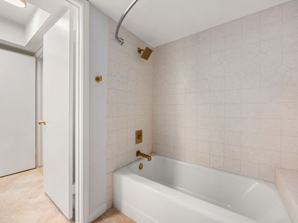 1746 S Gessner Road, Houston TX 77063