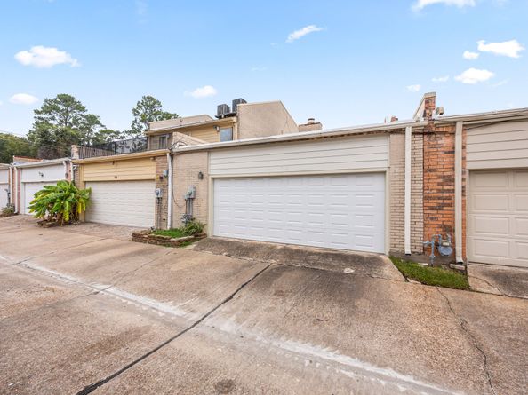 1746 S Gessner Road, Houston TX 77063