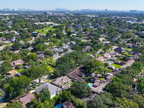 5223 Wigton Drive, Houston TX 77096