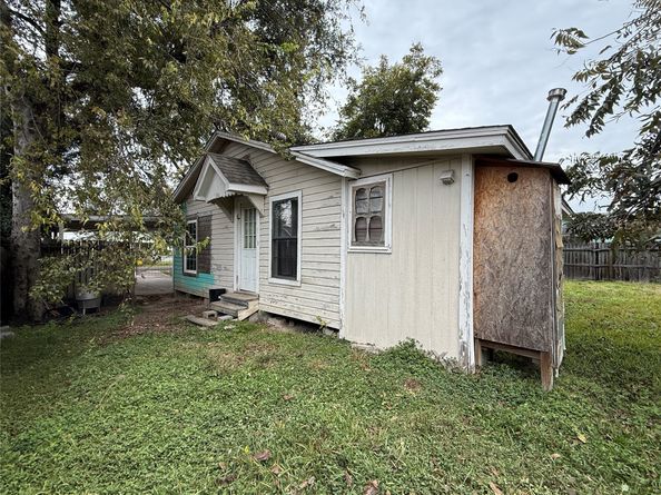 64 Neyland Street, Houston TX 77022