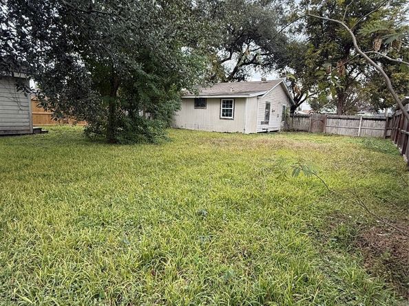 64 Neyland Street, Houston TX 77022