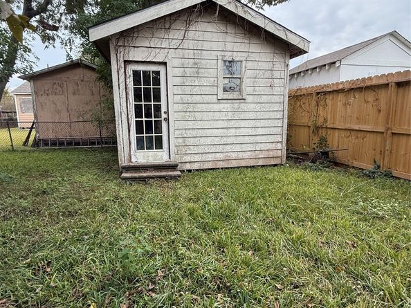 64 Neyland Street, Houston TX 77022