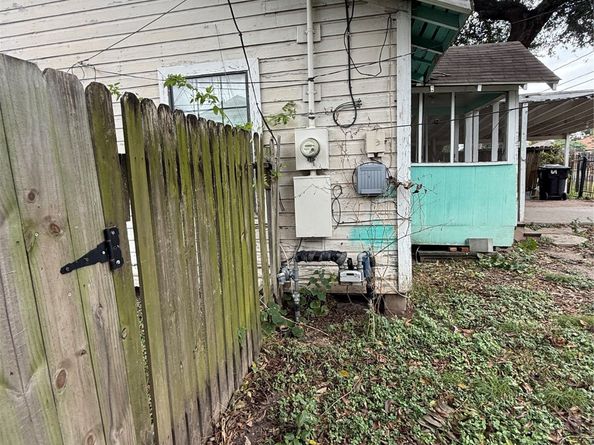 64 Neyland Street, Houston TX 77022