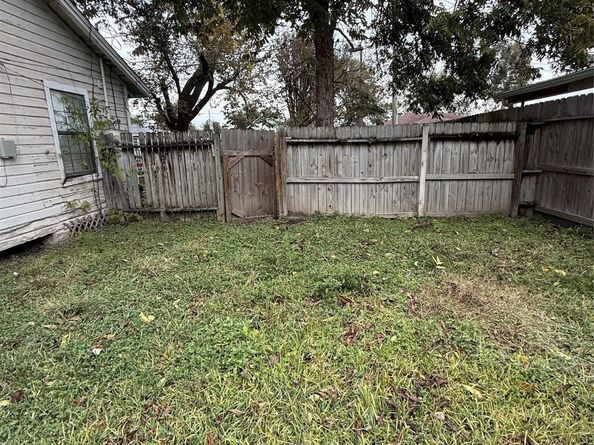 64 Neyland Street, Houston TX 77022