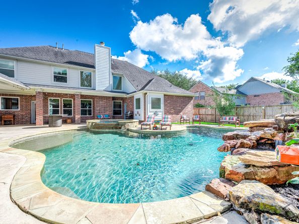 2111 S Pecan Trail Drive, Richmond TX 77406