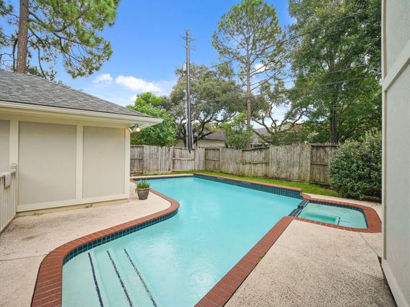 5135 Loch Lomond Drive, Houston TX 77096