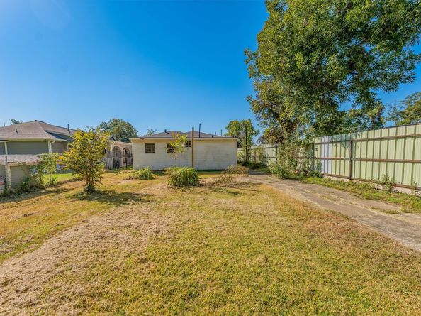 4221 E Toliver Street, Houston TX 77016