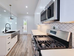 5019 Creekmont Drive, Houston TX 77091