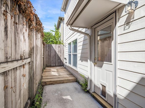 1707 Redwing Cove Drive, Houston TX 77009