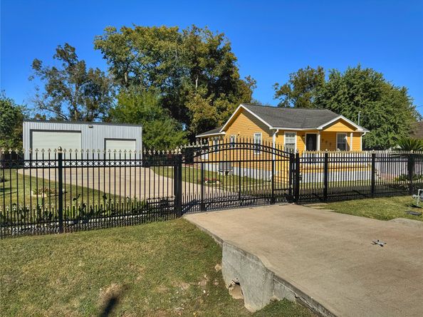 2633 Hollis Street, Houston TX 77093