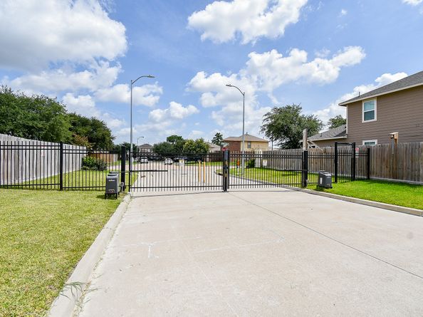 2811 Topiary Lane, Houston TX 77014