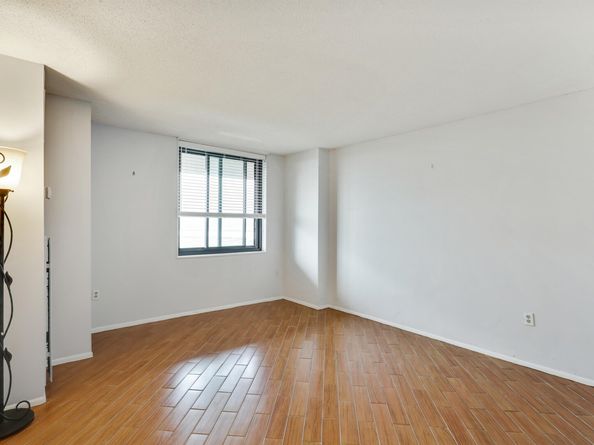 704 Harmon Cove Tower, Secaucus NJ 07094