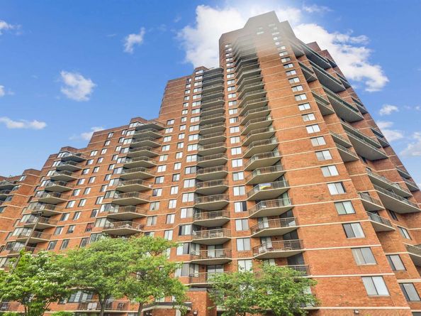 704 Harmon Cove Tower, Secaucus NJ 07094