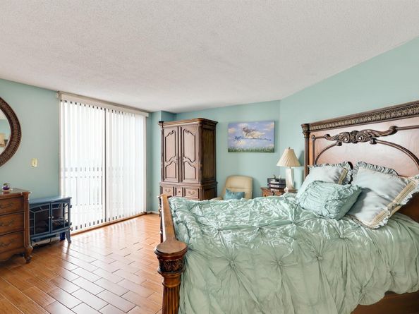 704 Harmon Cove Tower, Secaucus NJ 07094