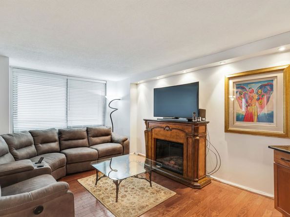 704 Harmon Cove Tower, Secaucus NJ 07094