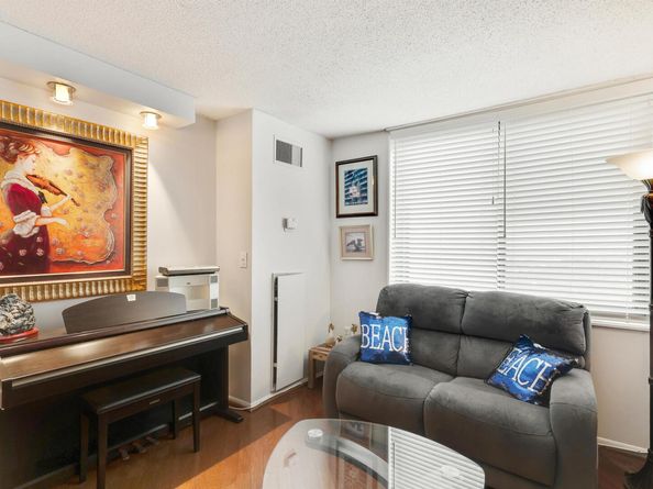 704 Harmon Cove Tower, Secaucus NJ 07094