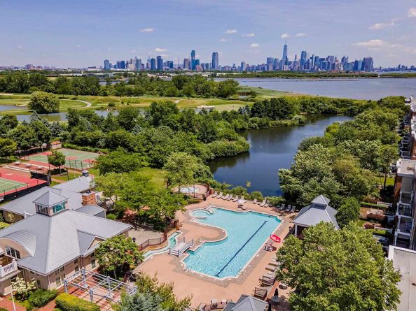 207 Shearwater Ct West 42, Jersey City NJ 07305