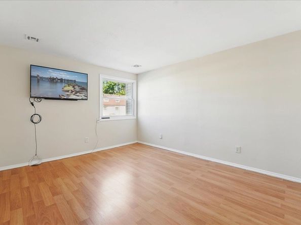 12 Saddlewood Ct, Jersey City TX 07302
