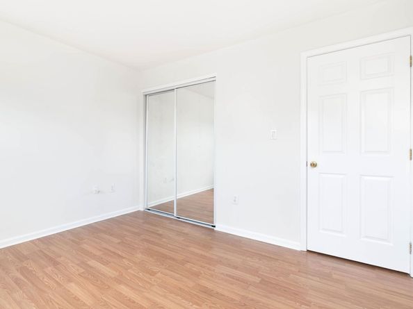 3 Persimmon Ct, Jersey City NJ 07305