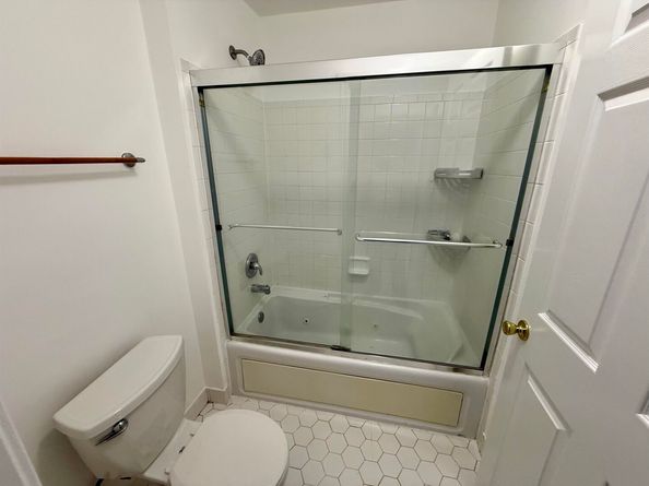 3 Persimmon Ct, Jersey City NJ 07305