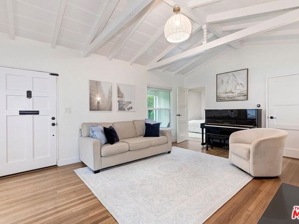 10542 Moorpark Street, Toluca Lake CA 91602