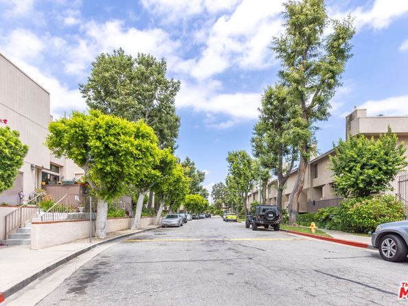 15161 Magnolia Boulevard F, Sherman Oaks CA 91403