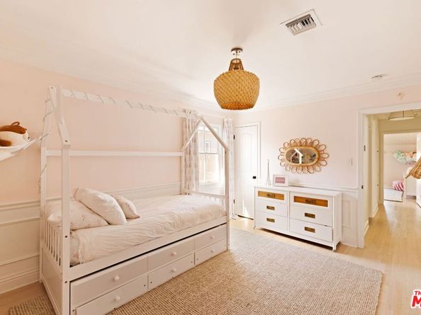 13128 Hartsook Street, Sherman Oaks CA 91423