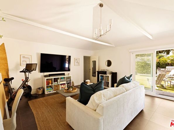 13128 Hartsook Street, Sherman Oaks CA 91423