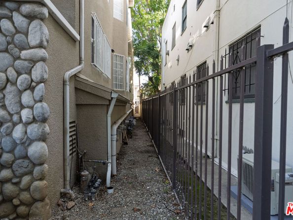 2370 Portland Street, Los Angeles CA 90007