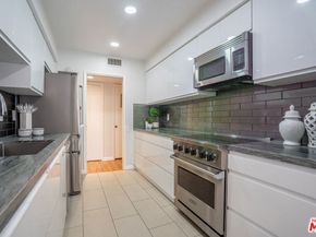 818 S Lucerne Boulevard 205, Los Angeles CA 90005