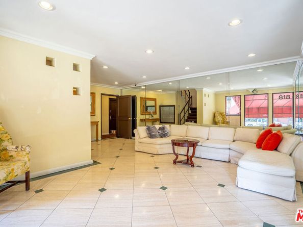 818 S Lucerne Boulevard 205, Los Angeles CA 90005
