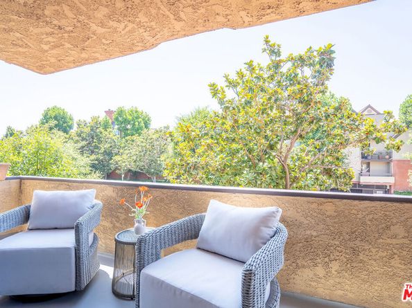 818 S Lucerne Boulevard 205, Los Angeles CA 90005