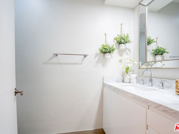 818 S Lucerne Boulevard 205, Los Angeles CA 90005