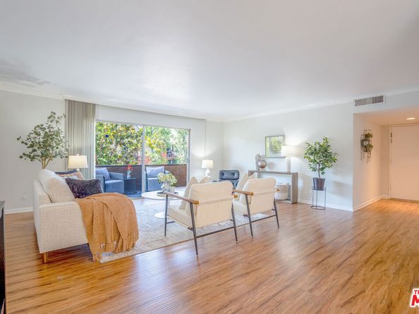 818 S Lucerne Boulevard 205, Los Angeles CA 90005