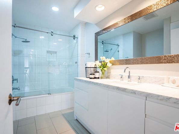 818 S Lucerne Boulevard 205, Los Angeles CA 90005