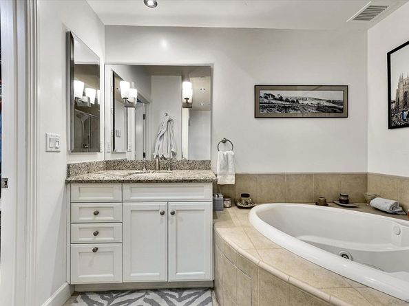 1010 Genter St 102, La Jolla CA 92037