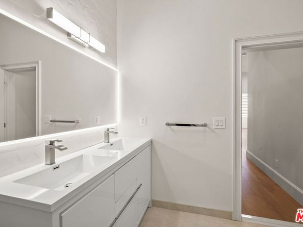 215 Windward Avenue, Venice CA 90291