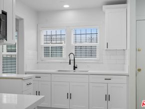 5600 S Manhattan Place, Los Angeles CA 90062