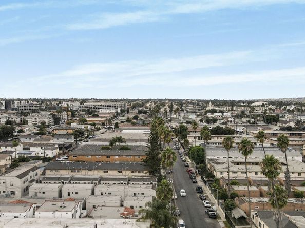 520 W 82nd Street, Los Angeles CA 90044