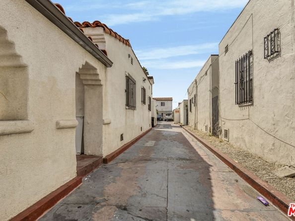 520 W 82nd Street, Los Angeles CA 90044