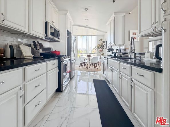 326 Westminster Avenue 404, Los Angeles CA 90020