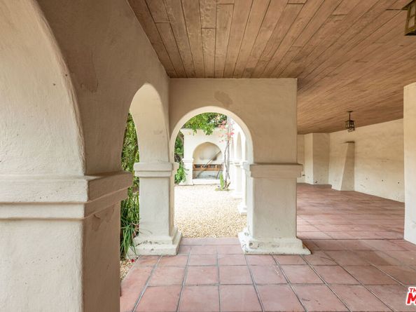 7464 Hillside Avenue, Los Angeles CA 90046