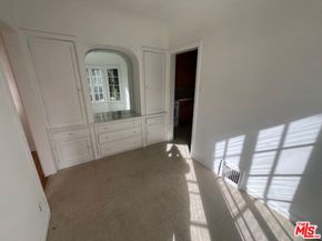 1040 S Longwood Avenue, Los Angeles CA 90019