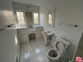 1040 S Longwood Avenue, Los Angeles CA 90019