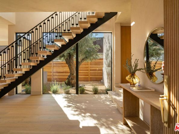 2048 Linnington Avenue, Los Angeles CA 90025