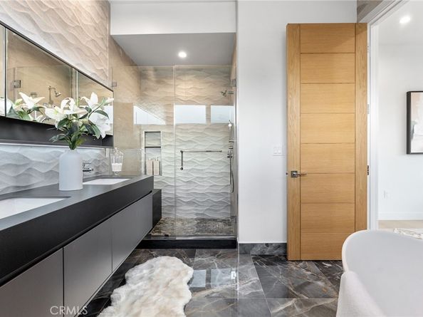 3932 S Minerva Avenue, Los Angeles CA 90066